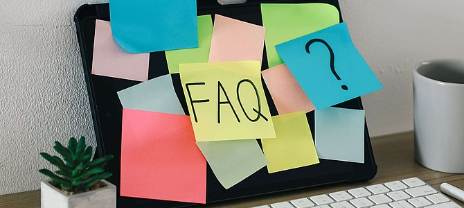 Laptop mit Klebezetteln