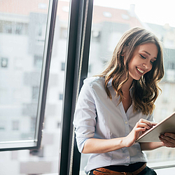 <p>Die WCG wechselt zum Remote-Leadership:</p><p>Mit dem Ausbau der digitalen Ausstattung und der Implementierung der eigenverantworteten Zeiterfassung, können ab sofort alle Mitarbeitenden ortsungebunden im Homeoffice produktiv, kooperativ und markenkonform arbeiten.</p>