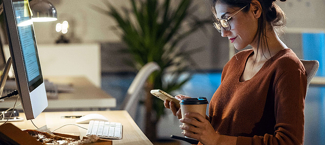 Frau sitzt vor Laptop
