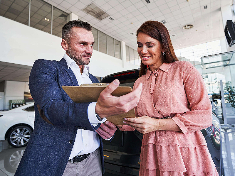 Mann erklärt Frau etwas