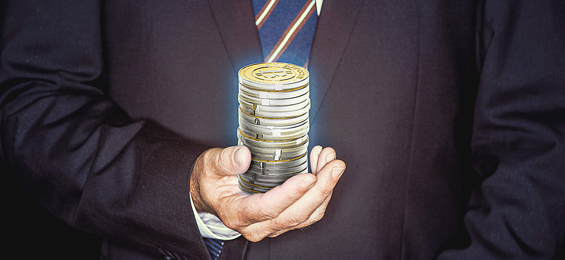 Mann hält animierte Bitcoins